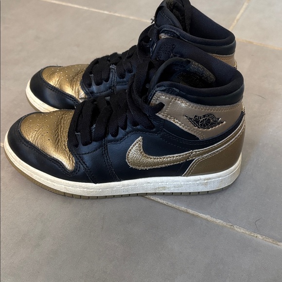 Nike Kids Air Jordan Retro High OG Black and Gold High-Tops - Picture 2 of 4